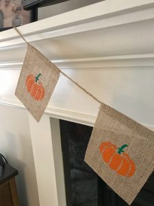 Fall Pumpkin Burlap Banner #falldecor #fallfarmhouse #mantledecor #fallmantle