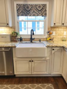Farmhouse White Kitchen Sink #kitchenreno #farmhousekitchen #ideas 