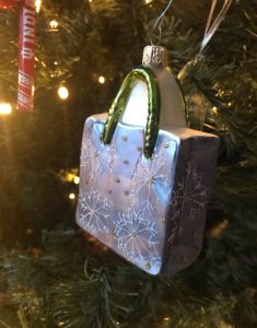 How to keep your Christmas tree simple and pretty #farmhousestyle #simplechristmas #rusticchristmasdecor