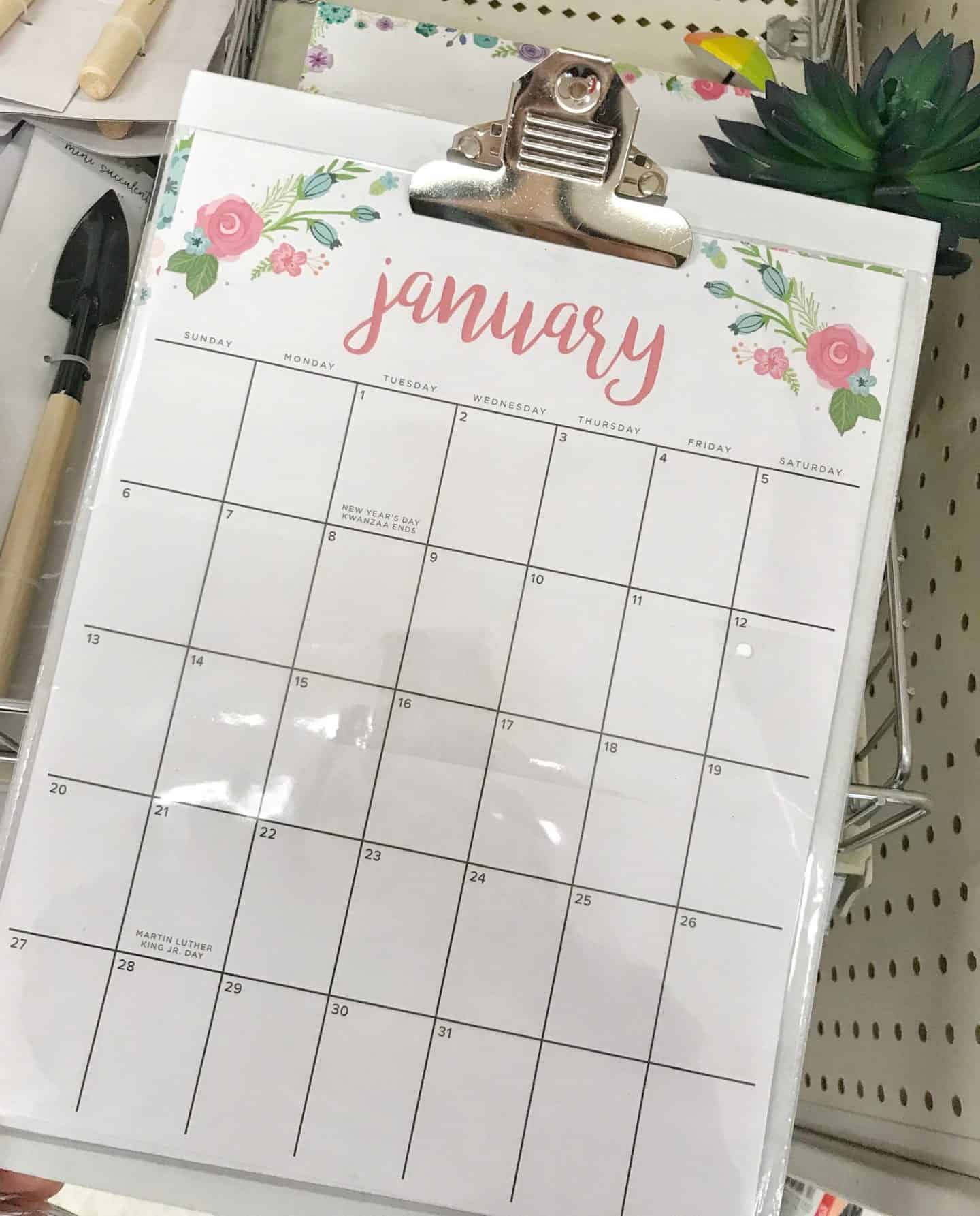The $3 calendar you want to keep your family organized #familyorganization #printablecalendar #inexpensive