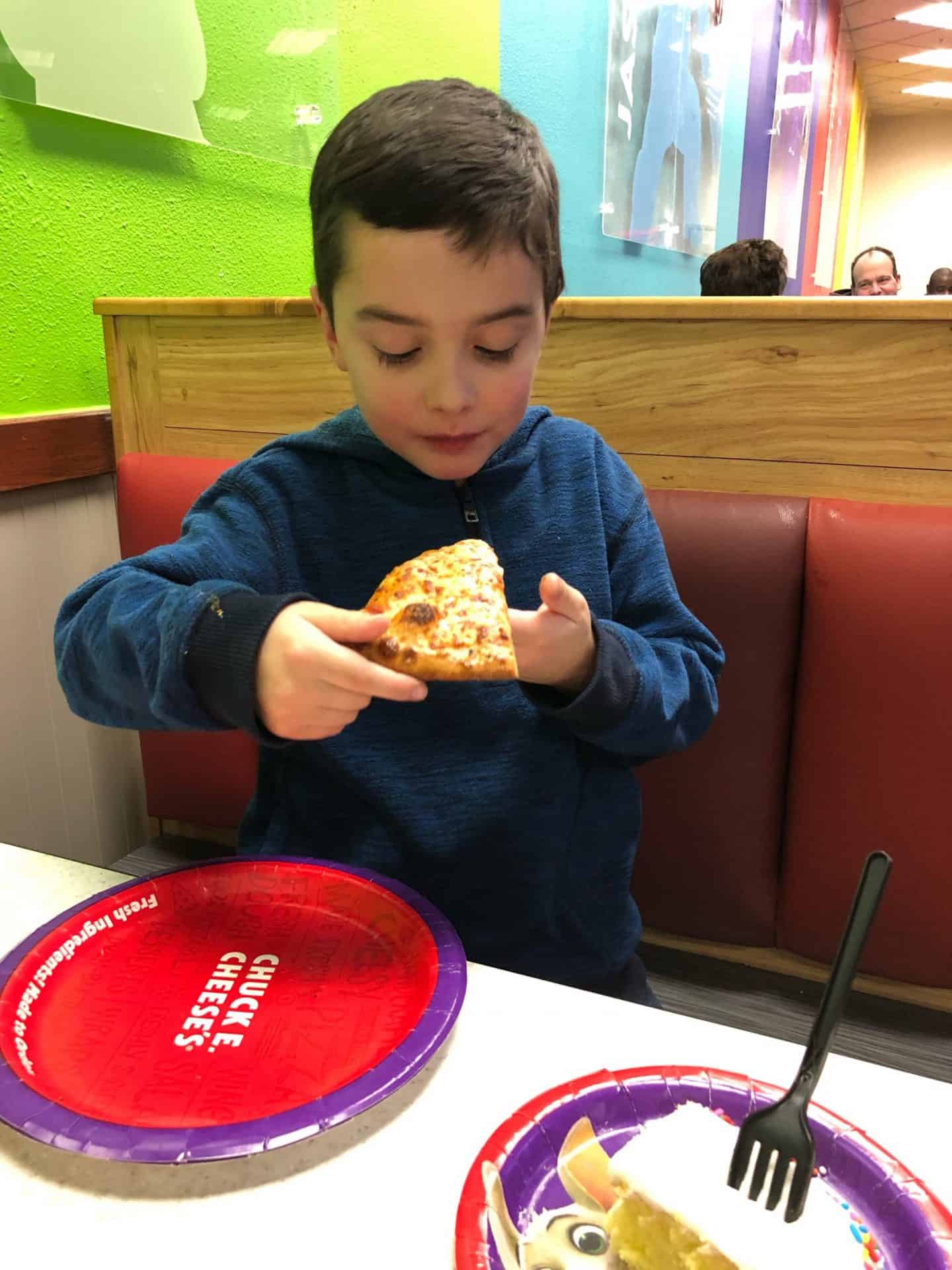 What to eat at Chuck E. Cheese's #sponsored #menu #food