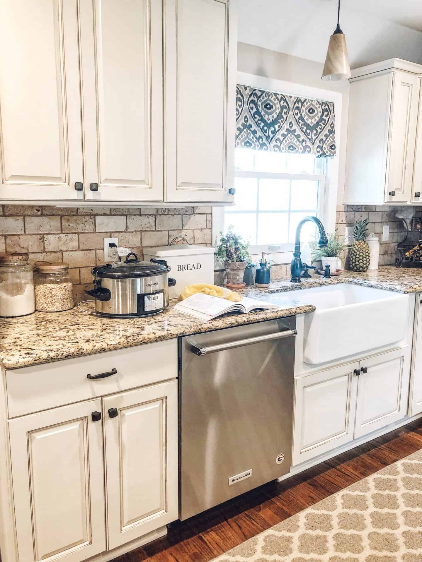 Farmhouse kitchen inspiration May 2019 #fixerupper #whitekitchen #farmhousesink