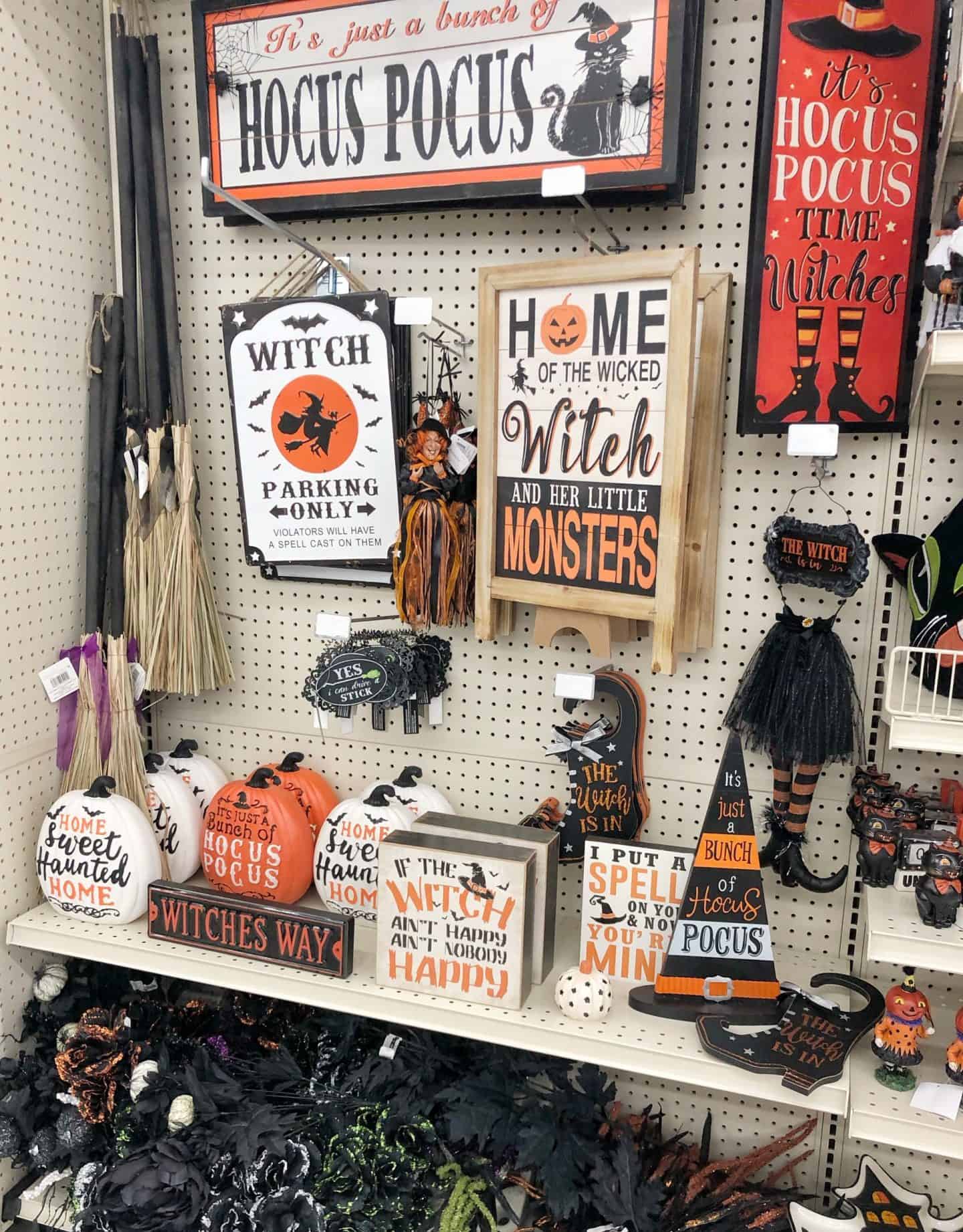 Halloween Signs at Michaels #fall2019 #halloweendecor 