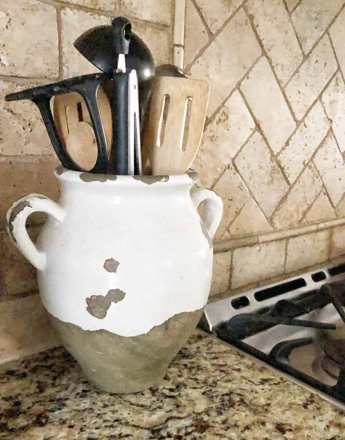 Organize most used kitchen utensils in a vase #declutter #organizationideas