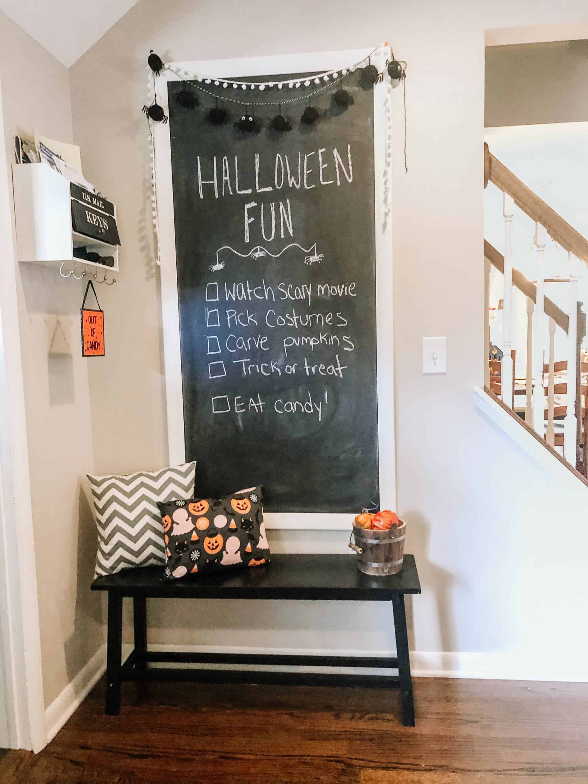 Halloween Chalkboard Idea #decor #halloweendecorations #halloweenactivities